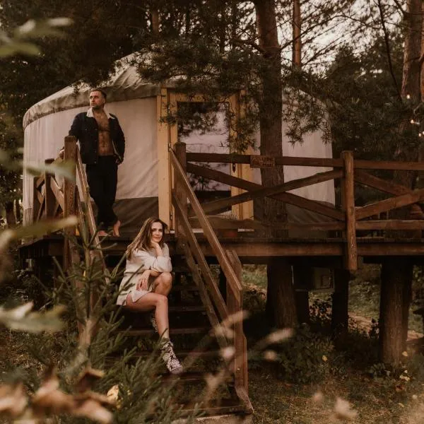 Jurty z widokiem, prywatna balia- DZIKOLAS GLAMPING, hôtel à Krasnobród