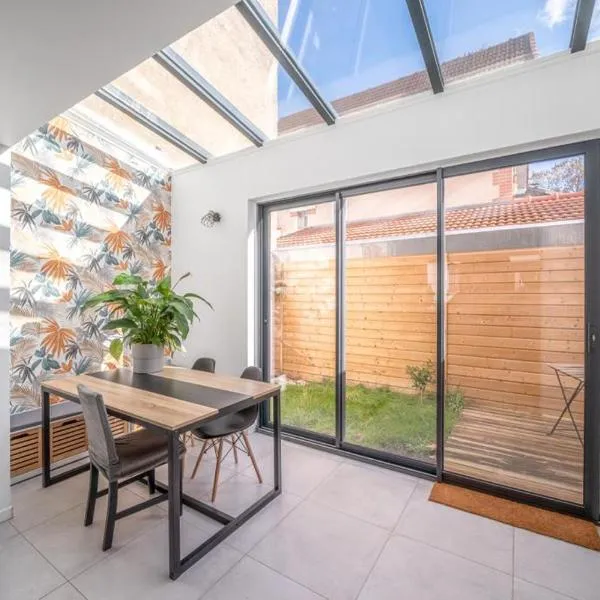 Maison rénové proche Paris 15., hotel i Malakoff