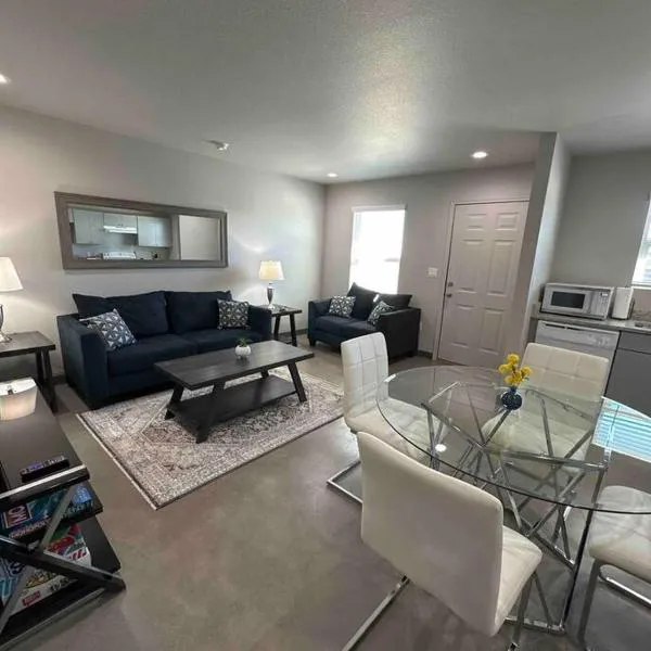 Brand New! Charming and Cozy, hotel v destinaci Clovis