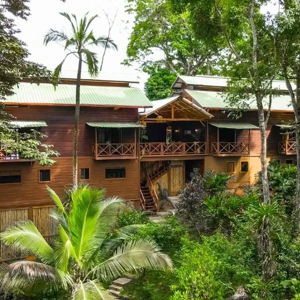 The Lodge at Punta Rica- Hilltop Eco-Lodge with Views & Pool, hotel v mestu Bastimentos