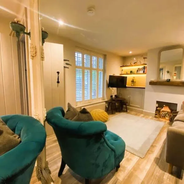 Beautiful Immaculate Aldeburgh cottage, sunny outdoor space, free parking - longer term stays welcome, hotelli kohteessa Aldeburgh