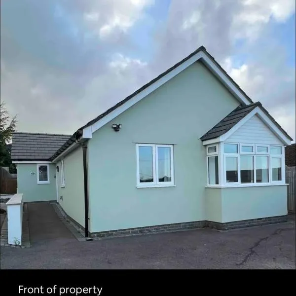 Green 3 bed bungalow with en-suite and parking, hotell i Felton