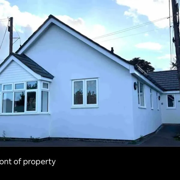 White 3 bed bungalow with en-suite and parking、ウィンフォードのホテル
