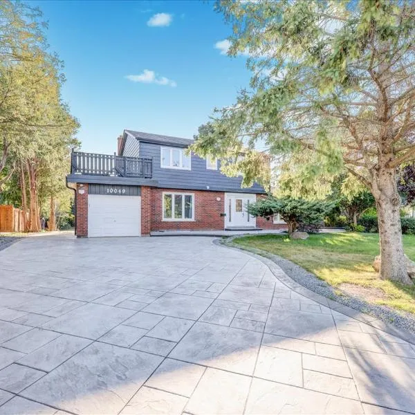 Stunning 7 Br RougeView Home with 2 Kitchens, 5 Bathrooms, Amazing Backyard & 8-Car Parking, hotel v destinaci Toronto