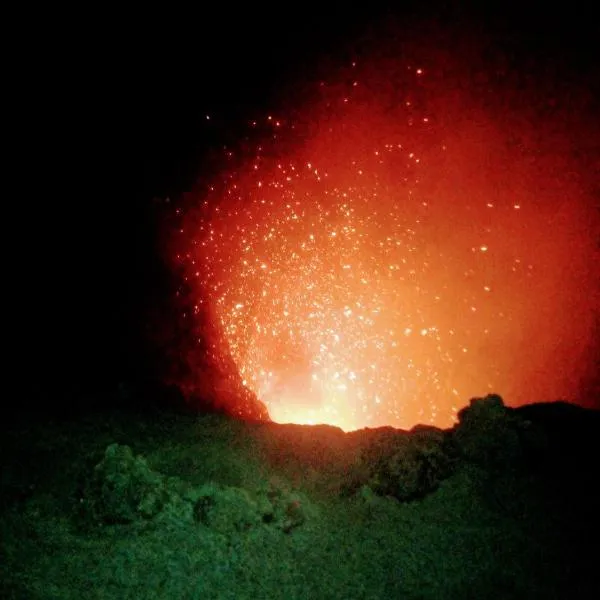 Glowing Mountain view tree house, hotelli kohteessa Loanengo