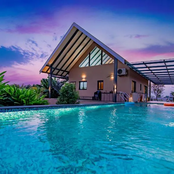 Dindori에 위치한 호텔 SaffronStays Eden, Nashik - pet-friendly villa with pool, jacuzzi & grape farm