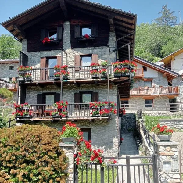 Maison Baradis - grazioso e tranquillo trilocale con vista montagne，Allein的飯店