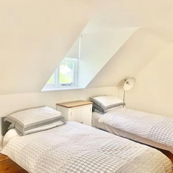 Delightful Ely house Bright and warm with cathedral view, hotel v destinaci Ely