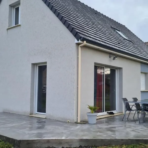 Maison 3 ch vue sur mer confortable lumineuse belle terrasse grand jardin 10 mn à pied de la plage - proche supérette et Omaha Beach, hôtel à Vierville-sur-Mer