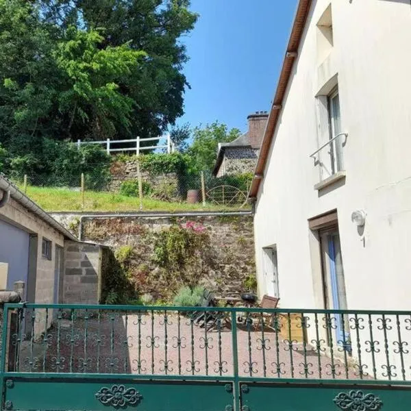 Chez Pauline, Gavray. House with secure parking, Wi-Fi & garage., hotel en Gavray