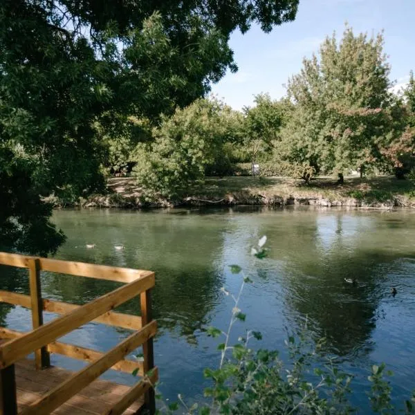 Charming ecolodge with private access to the river, hotel a Le Thor