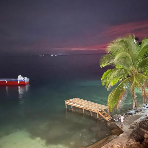 Las Palmeras OceanView Hotel and Dive Center, hotel v mestu Little Corn Island