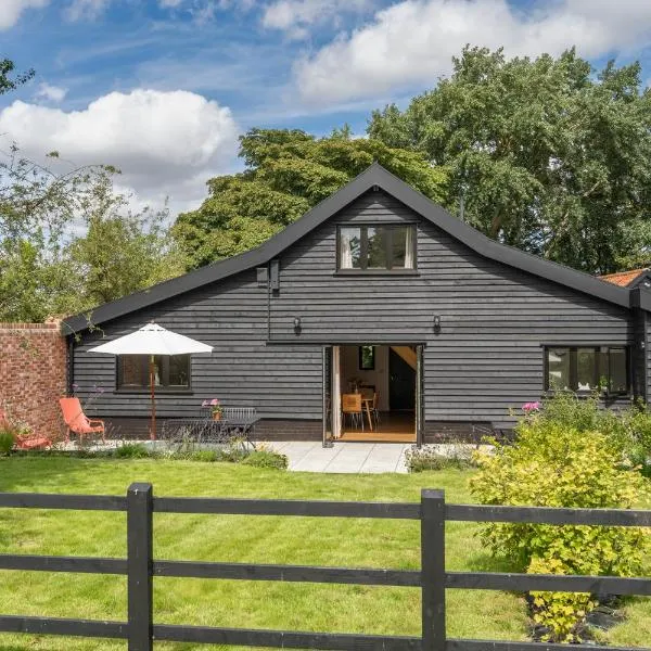 Contemporary Barn Waveney Valley, hotel u gradu Harleston