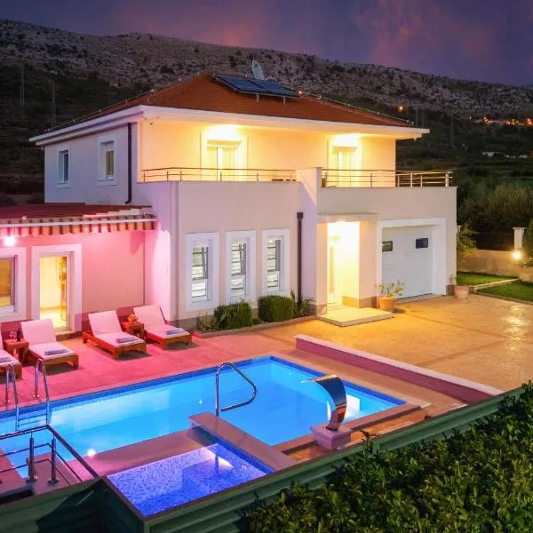 VILLA MILLA with private pool, jacuzzi, sauna, gym, max. 8 person、Srinjineのホテル