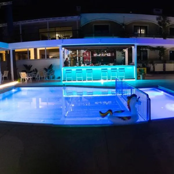Trefon Hotel Apartments and Family Suites, hotel v destinaci Platanes