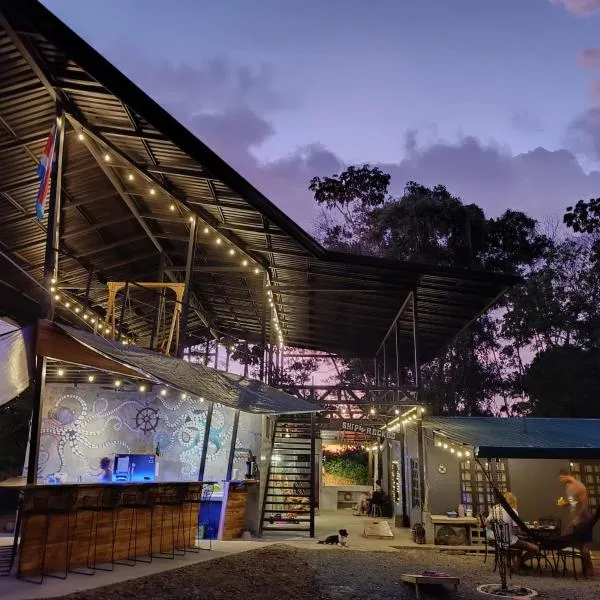 Shipwrecked Hostel, hotel v destinaci Uvita