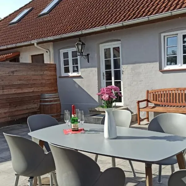 Pappelhof - Doppelhaushälfte mit Garten in Grömitz, hotel v destinácii Grömitz