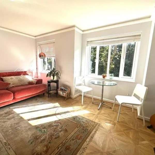 Stylish, Peaceful 2-Bed Flat with Free Parking โรงแรมในNew Barnet
