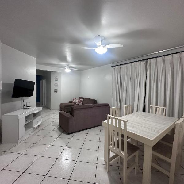 Apartamento amplo em meia praia - poucos metros do mar - Foto 5