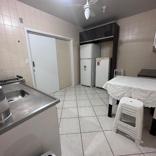 Apartamento amplo em meia praia - poucos metros do mar - Foto 3