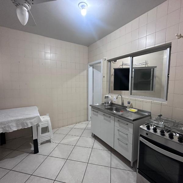 Apartamento amplo em meia praia - poucos metros do mar - Foto 4