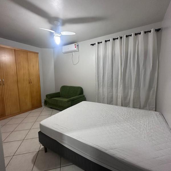 Apartamento amplo em meia praia - poucos metros do mar - Foto 2