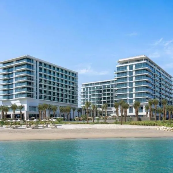 أجنحة وشقق فندقية خاصة في منتجع العنوان الشاطئي - مراسي البحرين, hotel v destinaci Rayyā