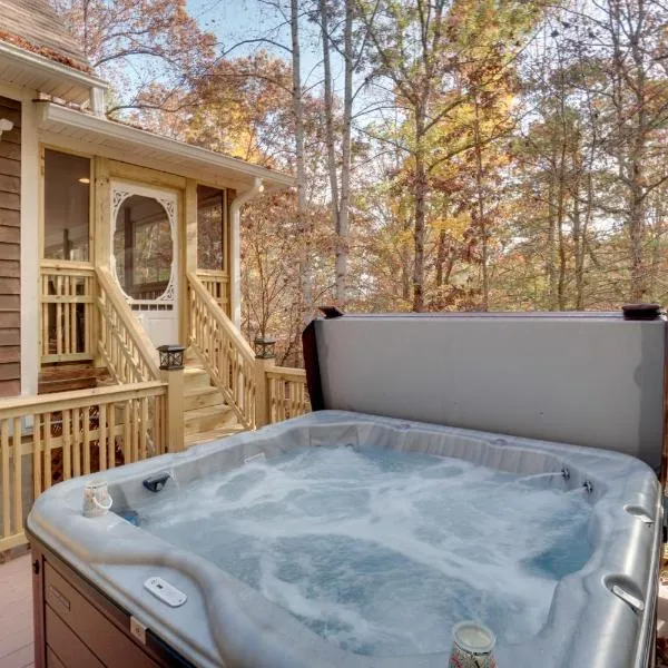 Enchanted Forest Cottage with Hot Tub!, hotel v destinaci Hiawassee