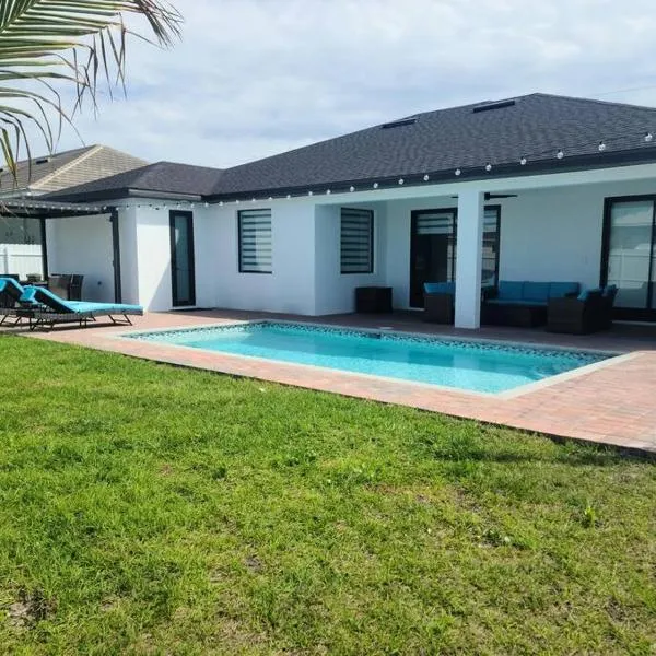 Casa Sevilla, heated pool, sleeps 9, 4B3B, hotel v destinaci Cape Coral