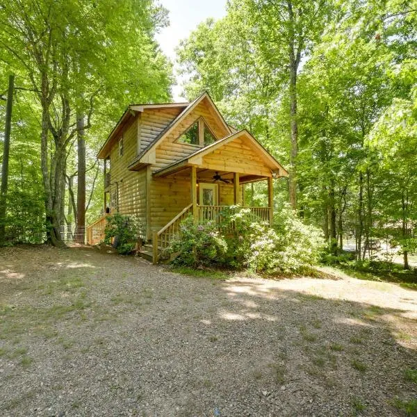 Cozy Whittier Cabin and Yard and Hot Tub, Pets Welcome, hotel i Whittier