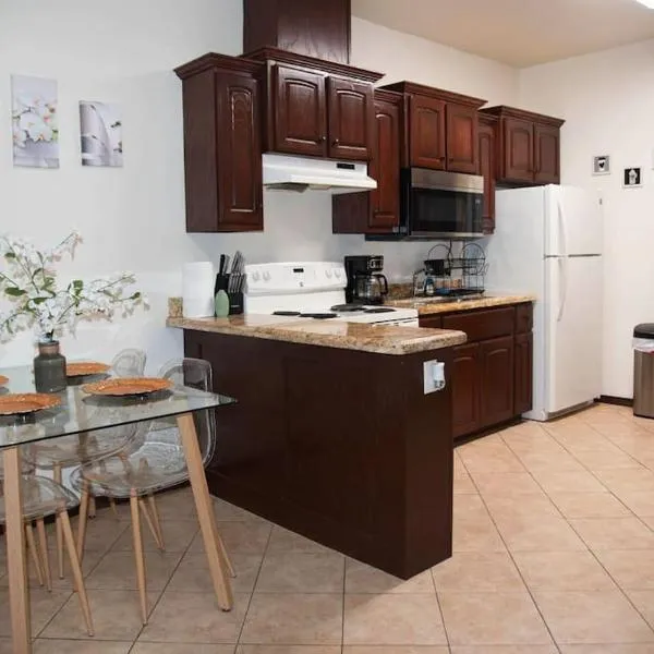 3BD 2BT town suite minutes away Medical Center, hotel v destinaci Edinburg