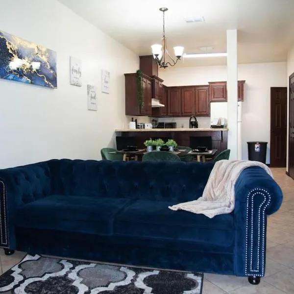 Modern 2 bed 2-bath next to University UTRGV, hotel v destinaci Edinburg