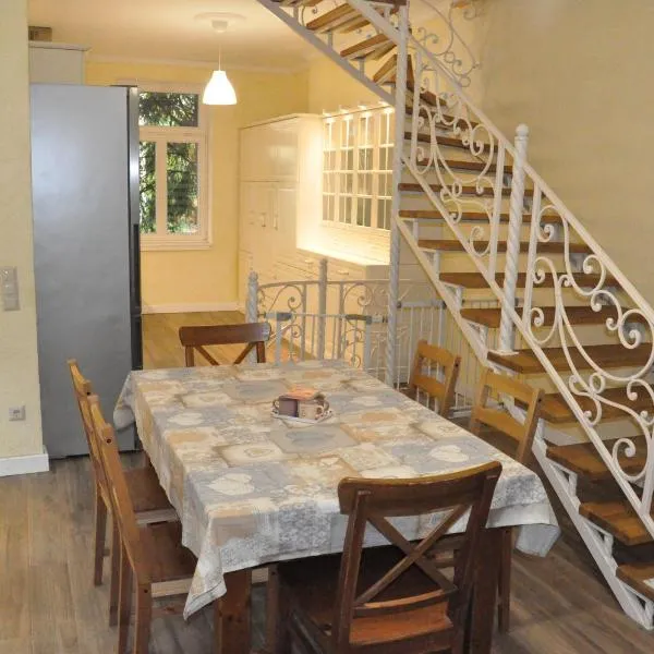 House near to Schönbrunn - Free Parking - 24-7 Check in - 8 Person, hotel ve Vídni