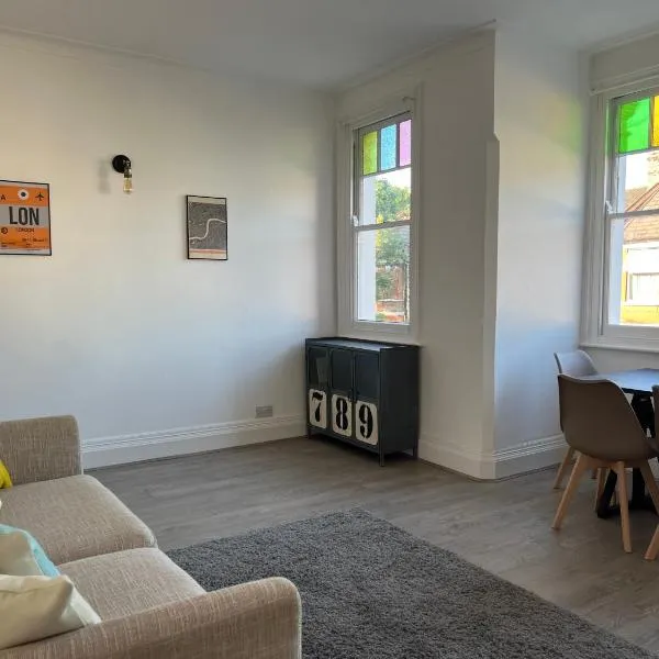 Bright and Stylish 2 Bedroom First Floor Flat, Hotel in London