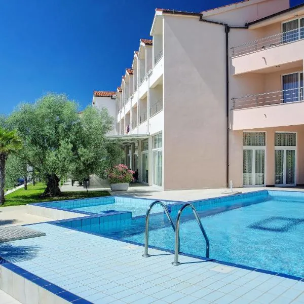 Hotel Duje, khách sạn ở Vodice