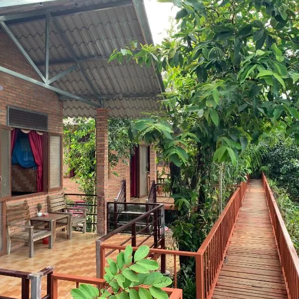 Gibbon Singing Home Stay, hotel v destinaci Quan Tom