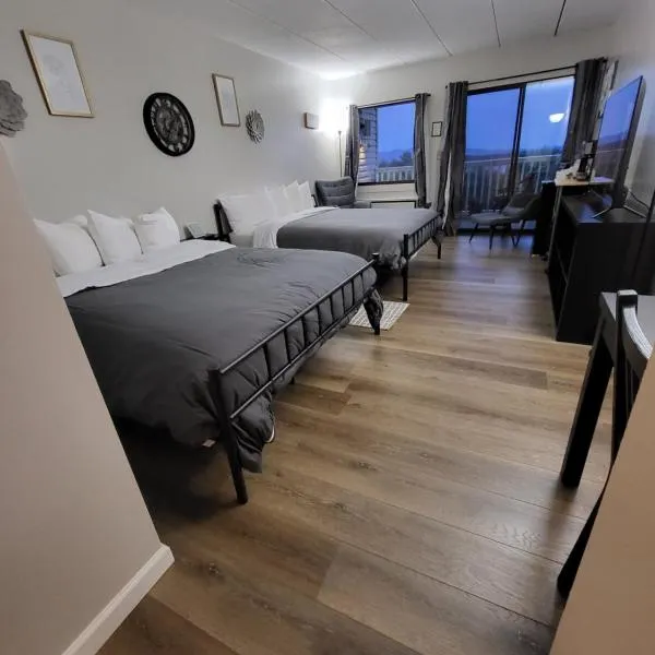 Cedar Lodge Room w/ Lake Views!, khách sạn ở Laconia