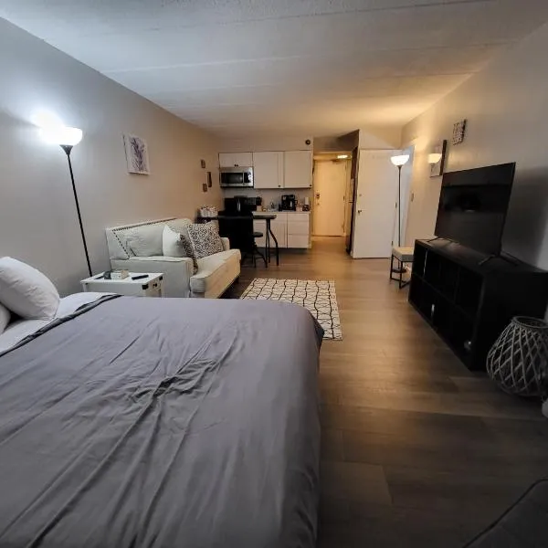 Cedar Lodge Condo with Lake Winnipesaukee Views; close to Weirs Beach!!, khách sạn ở Laconia