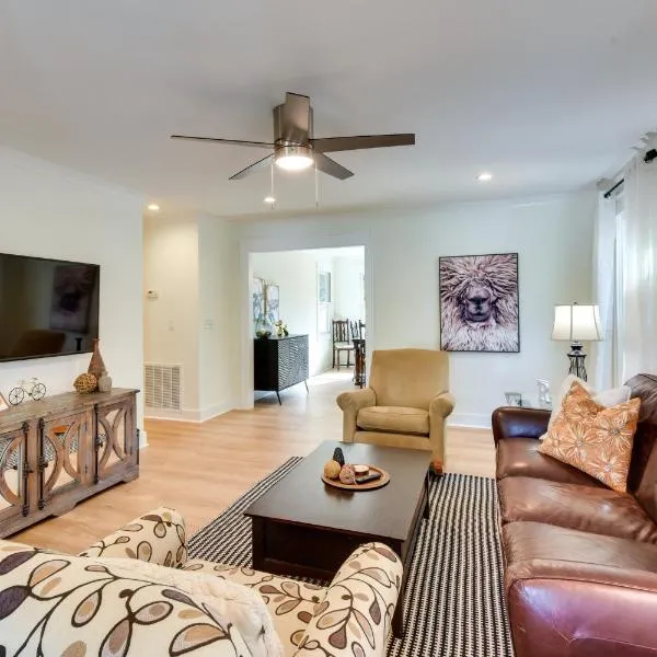 Tranquil Travelers Rest Home w/ Fire Pit!, hotel i Travelers Rest