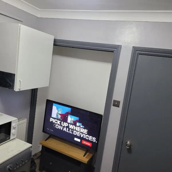 Sleek 2 bedroom flat-sleeps up to 5 guest, hotel in Hornchurch