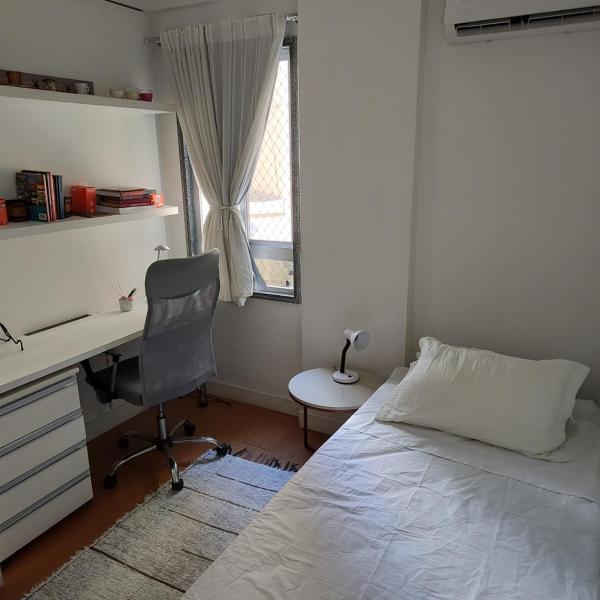 Quarto e banheiro privativos com garagem fechada em apartamento aconchegante em Jardim da Penha - Foto 2
