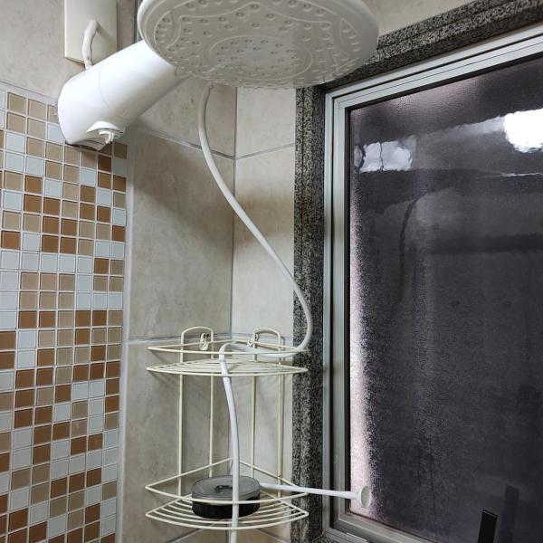 Quarto e banheiro privativos com garagem fechada em apartamento aconchegante em Jardim da Penha - Foto 3