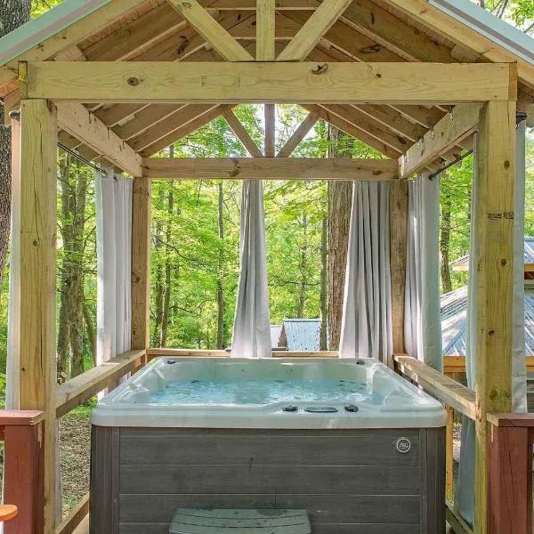 Stefan Cabin Nature-nested Tiny Home Hot Tub, hotel v destinaci Chattanooga
