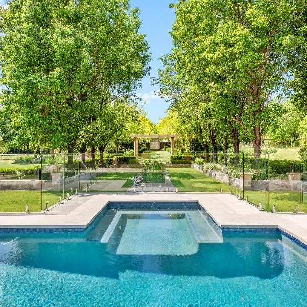 Chanticleer Gardens Barn cottage with a Pool, hotelli kohteessa Berrilee