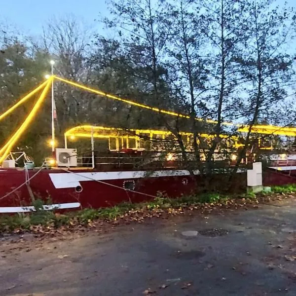 péniche Ino Lefkothea II chambre d'hôtes, hotel in Romange