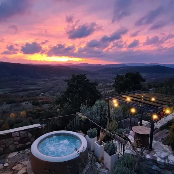 Amazing STUDIO CASA FERMEGLIA with private jacuzzie and perfect panoramic view, hotel en Roč