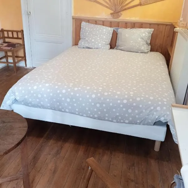 chambre chez l'habitant, axe A62, à 20 min d' ouest d'Agen, parking dans la rue gratuit, accès cuisine, convivial, hotel v destinaci Port-Sainte-Marie
