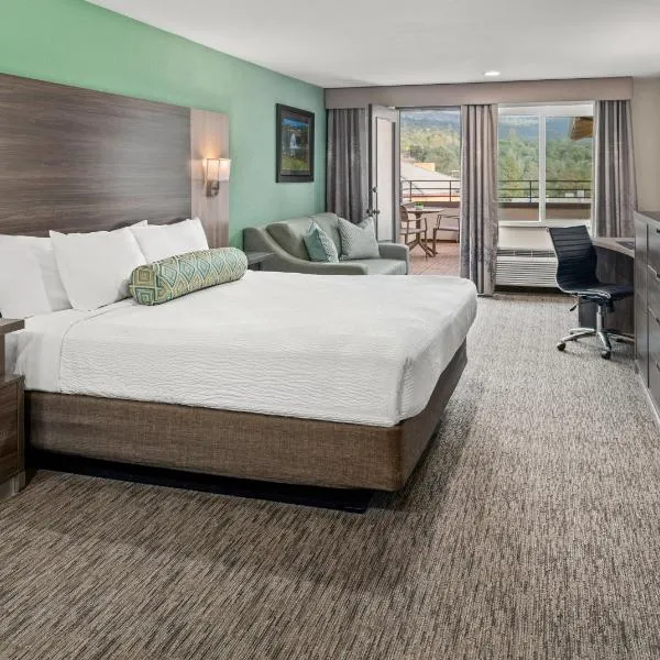 シロ イン - ヨセミテ サウスゲート ホテル & スイーツ（Yosemite Southgate Hotel & Suites）、オークハーストのホテル