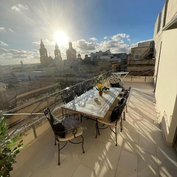 Rooftop Sliema Townhouse, Valletta Views, Prime Spot, August Offer, hotel v destinaci Sliema