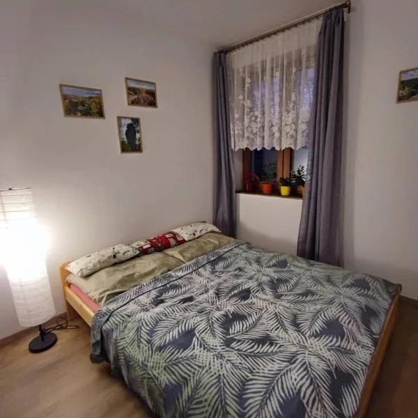 Lovely fully-equipped studio in Tisá village. Rocks only 5 minutes walk, hotell i Tisá